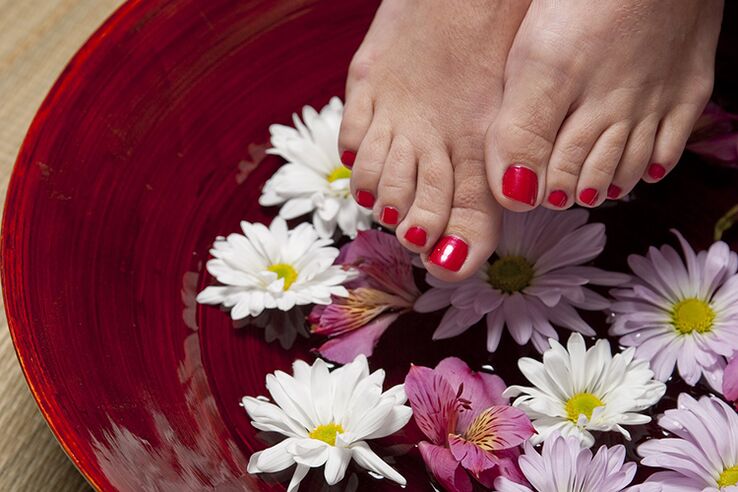 Therapeutisches Bad gegen Zehennagelpilz zu Hause.